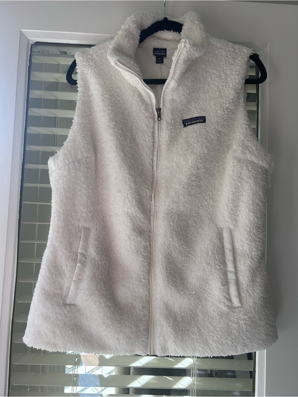 Patagonia White Fleece Vest w/Pockets. Soft & Cozy. Size XL.Excellent Condition.